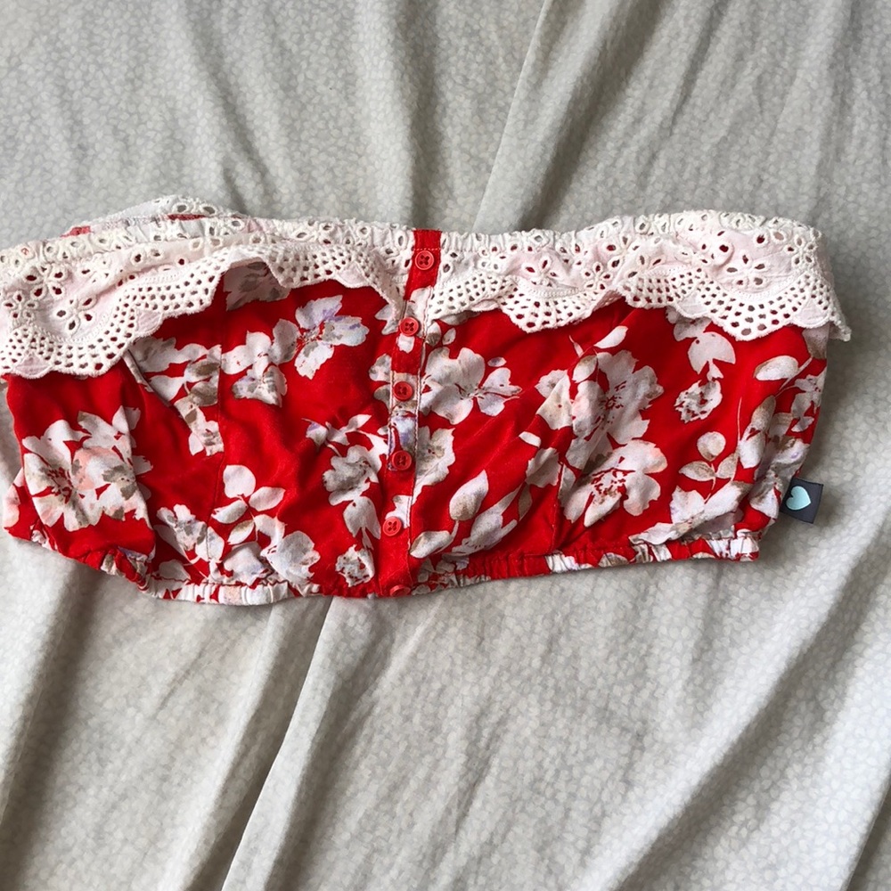 Kendall and Kylie crop